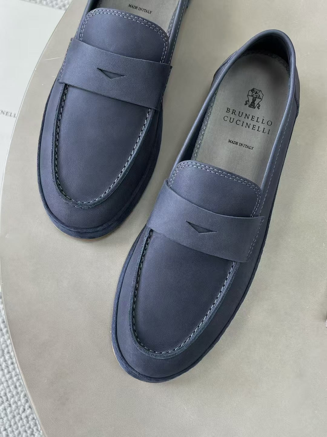 Brunello Cucinelli Loafer aus Glattleder mit Kreppsohle – Elegante Slipper in Navy Blau