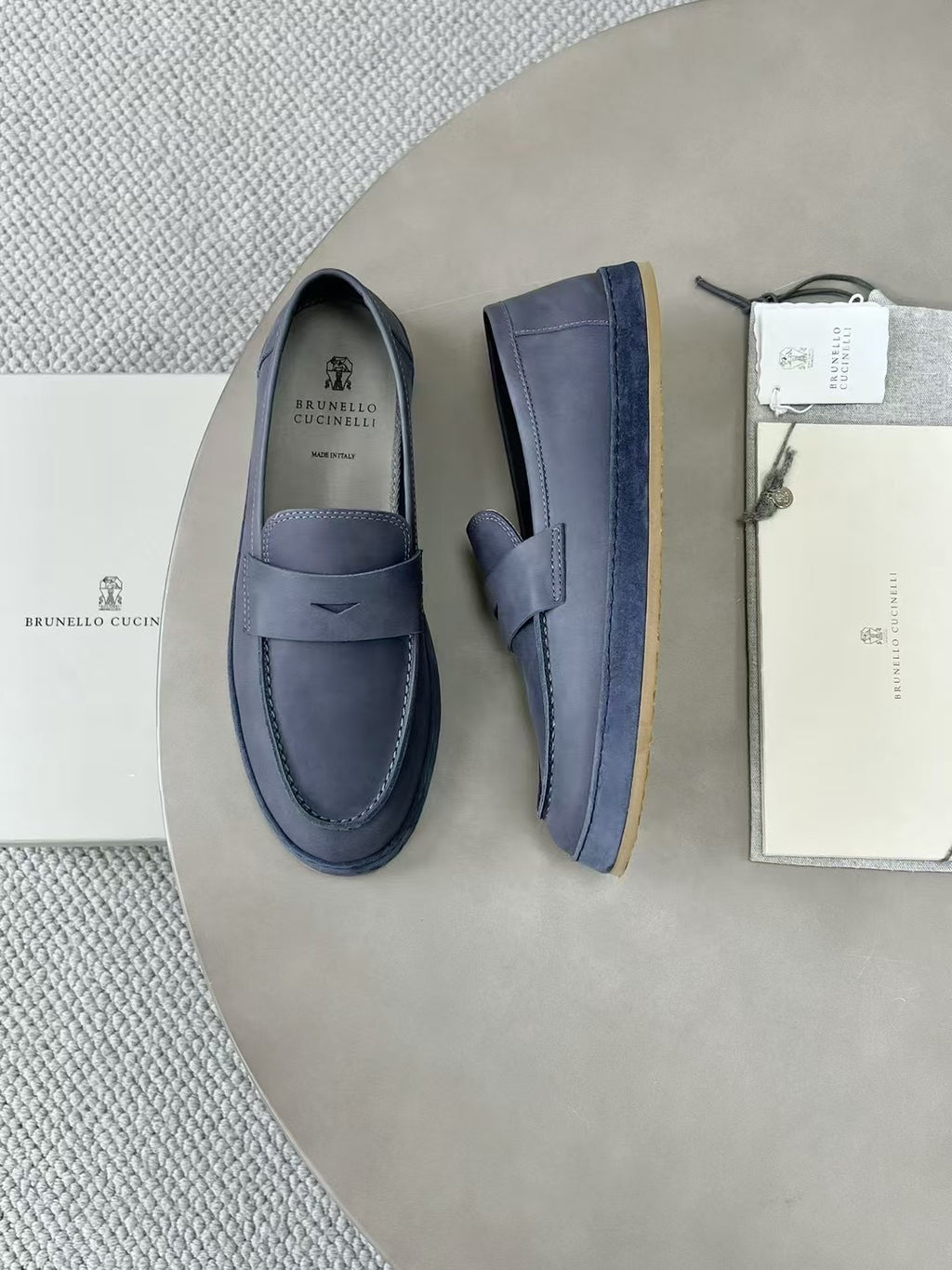 Brunello Cucinelli Loafer aus Glattleder mit Kreppsohle – Elegante Slipper in Navy Blau