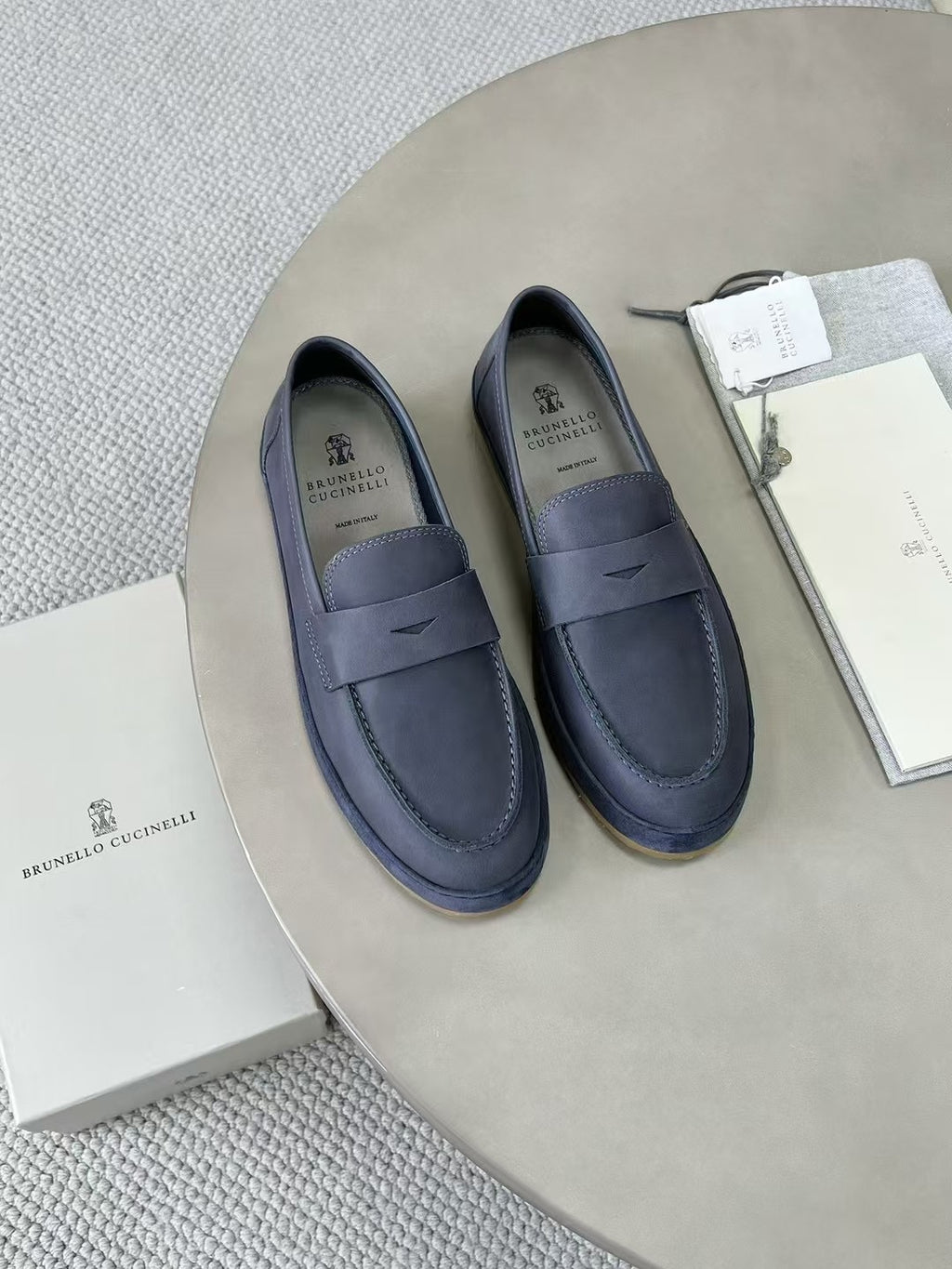 Brunello Cucinelli Loafer aus Glattleder mit Kreppsohle – Elegante Slipper in Navy Blau