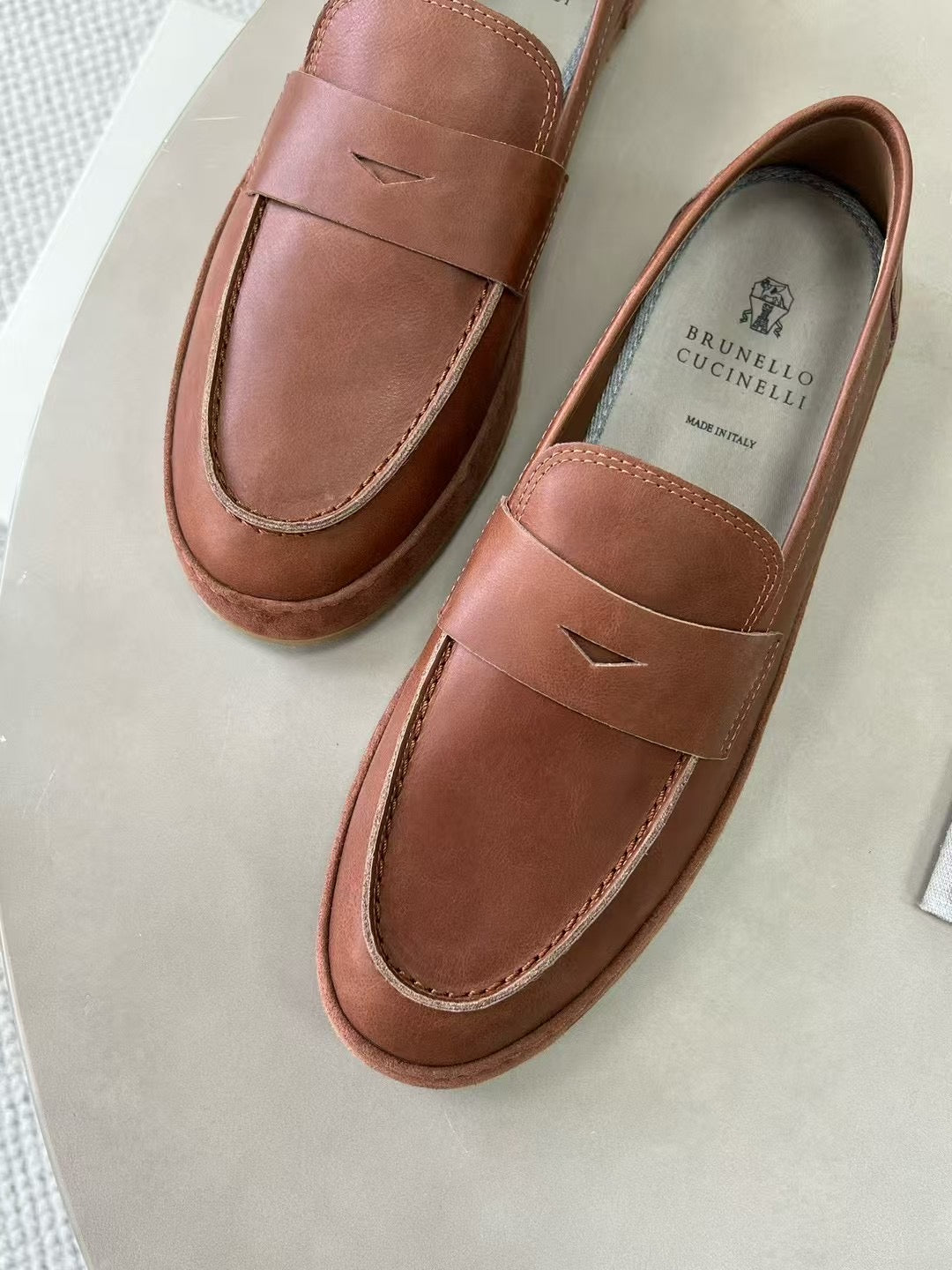 Brunello Cucinelli Loafer aus Glattleder mit Kreppsohle – Elegante Slipper in Braun