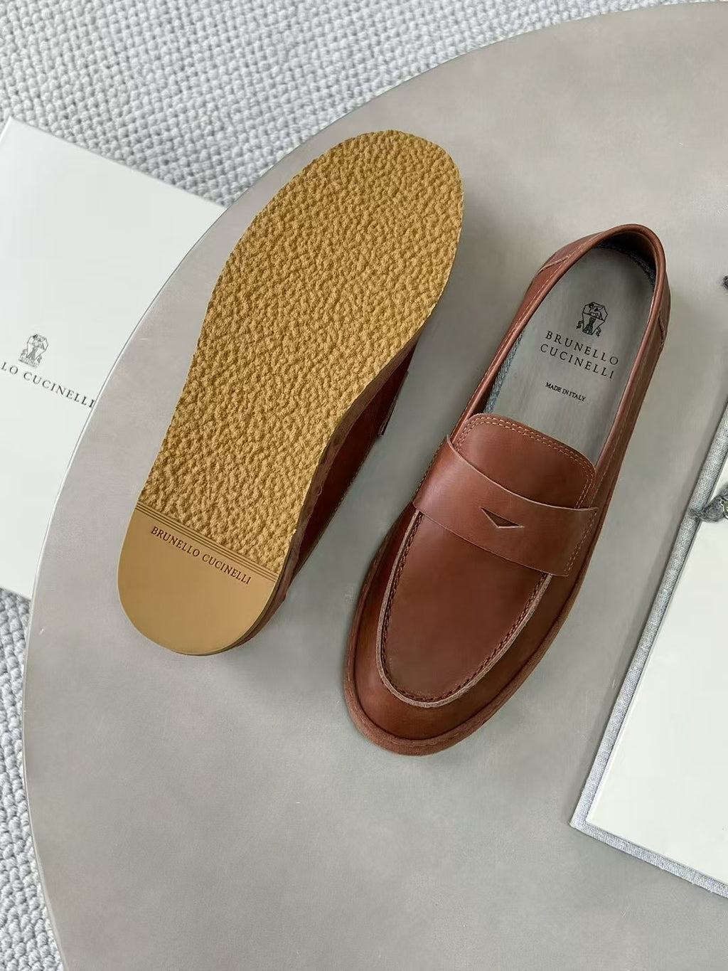 Brunello Cucinelli Loafer aus Glattleder mit Kreppsohle – Elegante Slipper in Braun