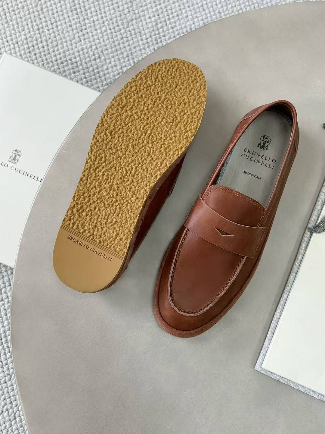 Brunello Cucinelli Loafer aus Glattleder mit Kreppsohle – Elegante Slipper in Braun