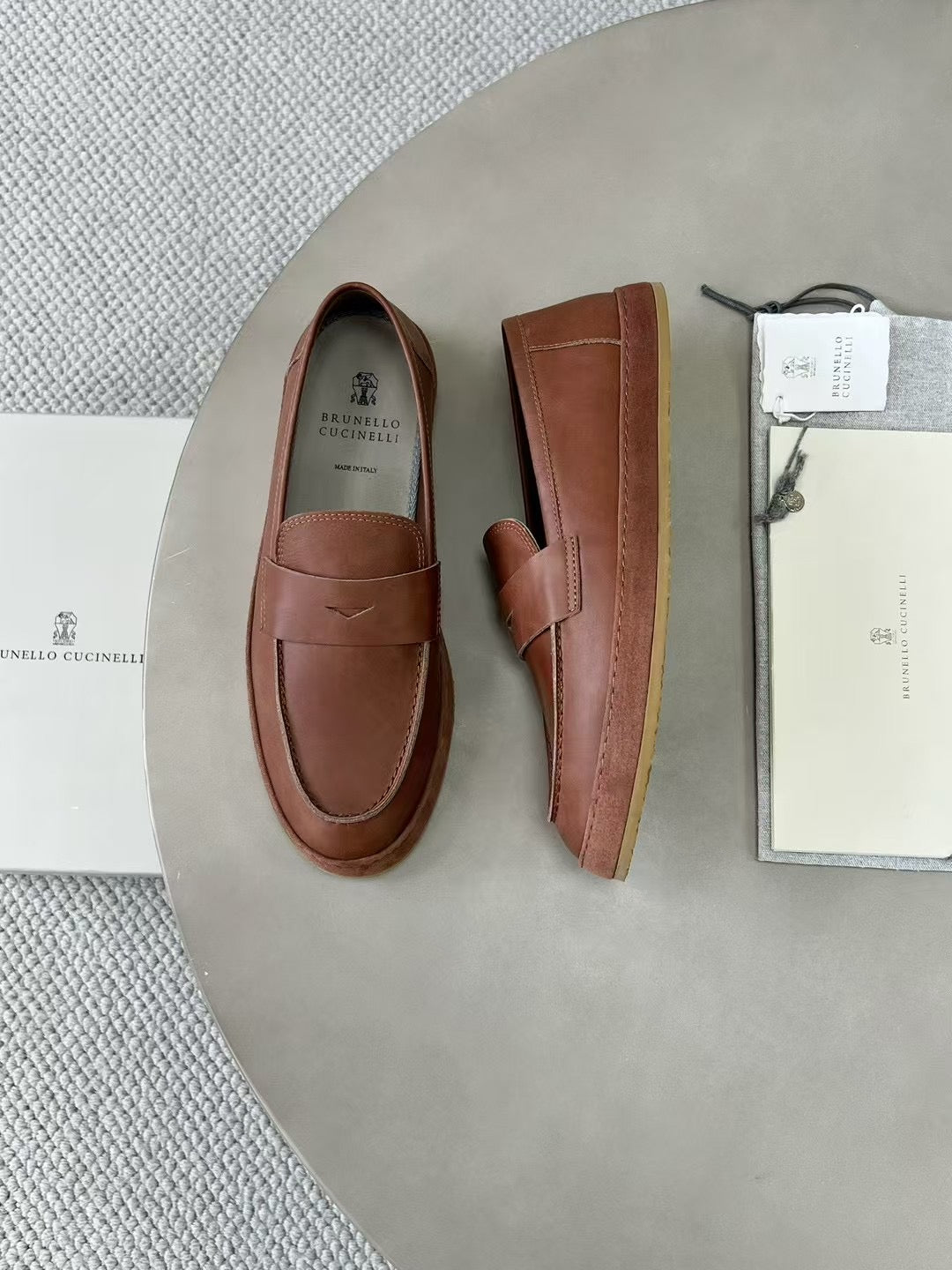 Brunello Cucinelli Loafer aus Glattleder mit Kreppsohle – Elegante Slipper in Braun