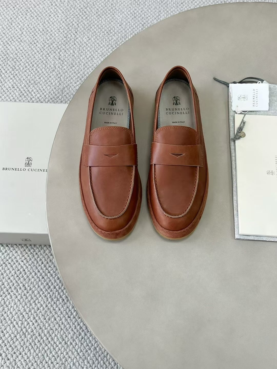 Brunello Cucinelli Loafer aus Glattleder mit Kreppsohle – Elegante Slipper in Braun