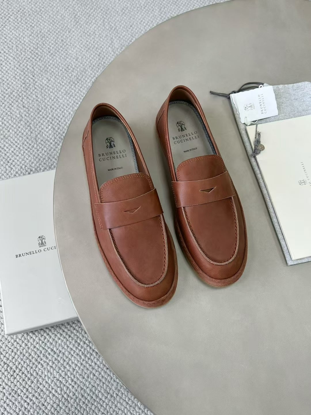 Brunello Cucinelli Loafer aus Glattleder mit Kreppsohle – Elegante Slipper in Braun