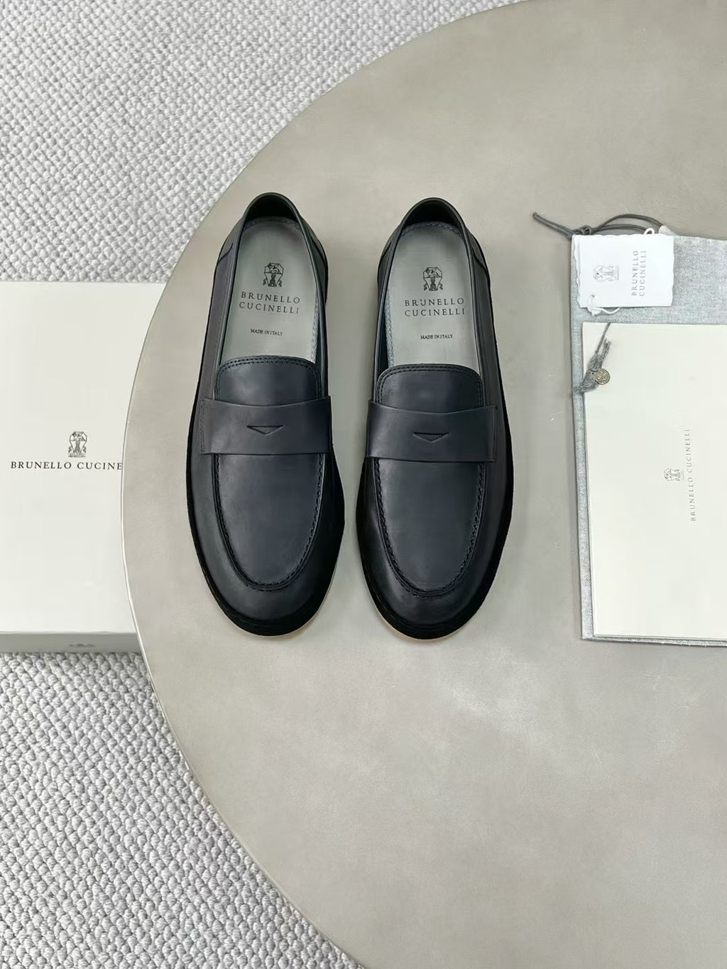 Brunello Cucinelli Loafer aus Glattleder mit Kreppsohle – Elegante Slipper in Schwarz