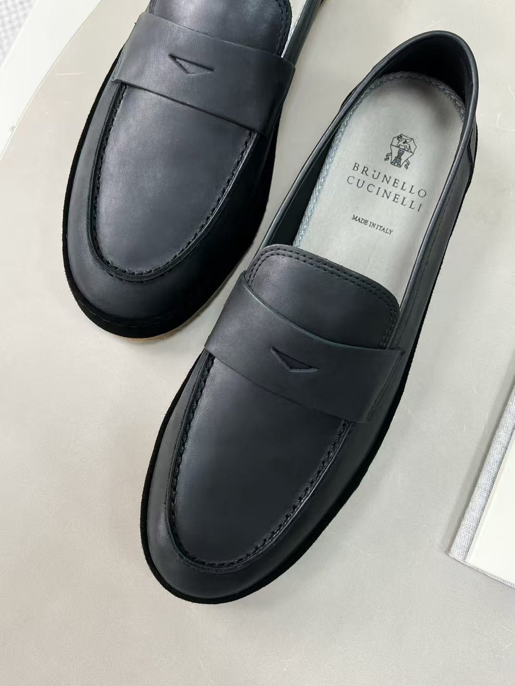 Brunello Cucinelli Loafer aus Glattleder mit Kreppsohle – Elegante Slipper in Schwarz