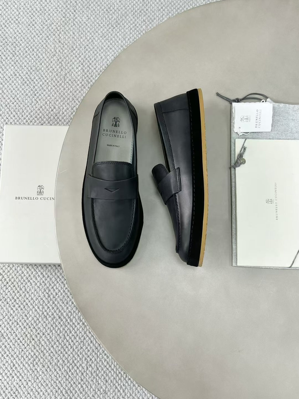 Brunello Cucinelli Loafer aus Glattleder mit Kreppsohle – Elegante Slipper in Schwarz
