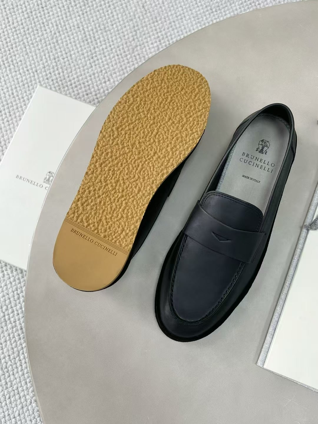 Brunello Cucinelli Loafer aus Glattleder mit Kreppsohle – Elegante Slipper in Schwarz