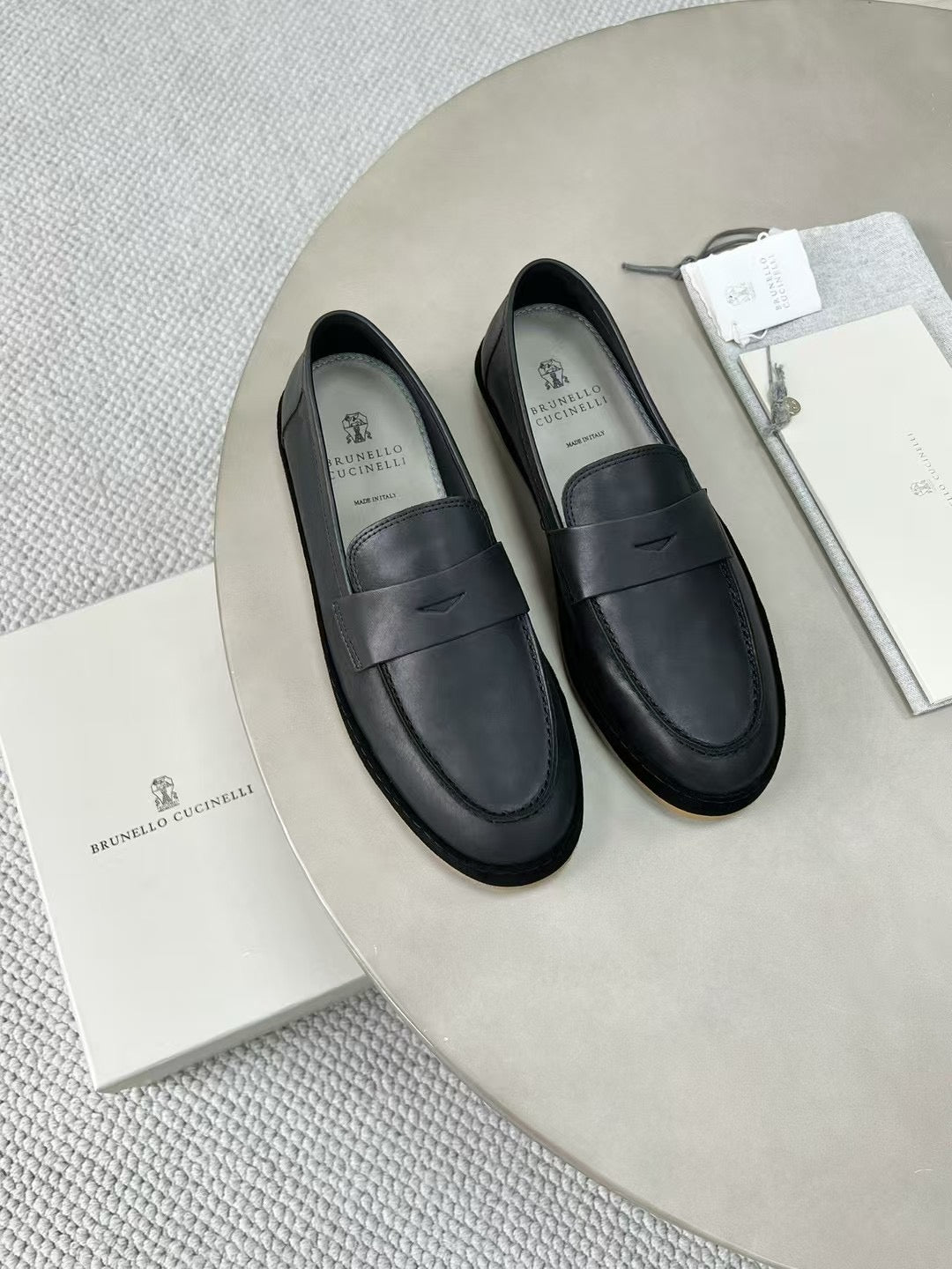 Brunello Cucinelli Loafer aus Glattleder mit Kreppsohle – Elegante Slipper in Schwarz