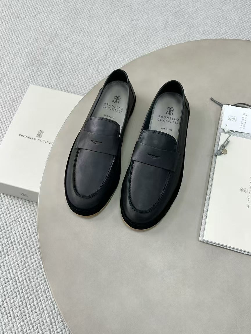 Brunello Cucinelli Loafer aus Glattleder mit Kreppsohle – Elegante Slipper in Schwarz
