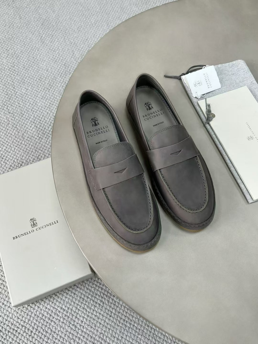 Brunello Cucinelli Loafer aus Wildleder mit Kreppsohle – Komfort Slipper in Grau