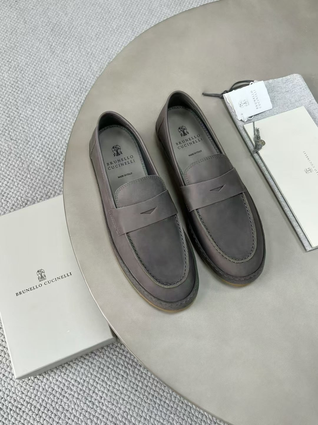 Brunello Cucinelli Loafer aus Wildleder mit Kreppsohle – Komfort Slipper in Grau