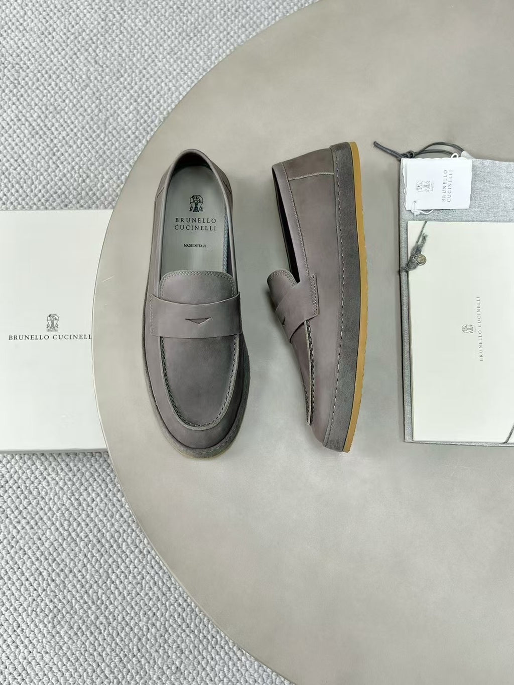Brunello Cucinelli Loafer aus Wildleder mit Kreppsohle – Komfort Slipper in Grau