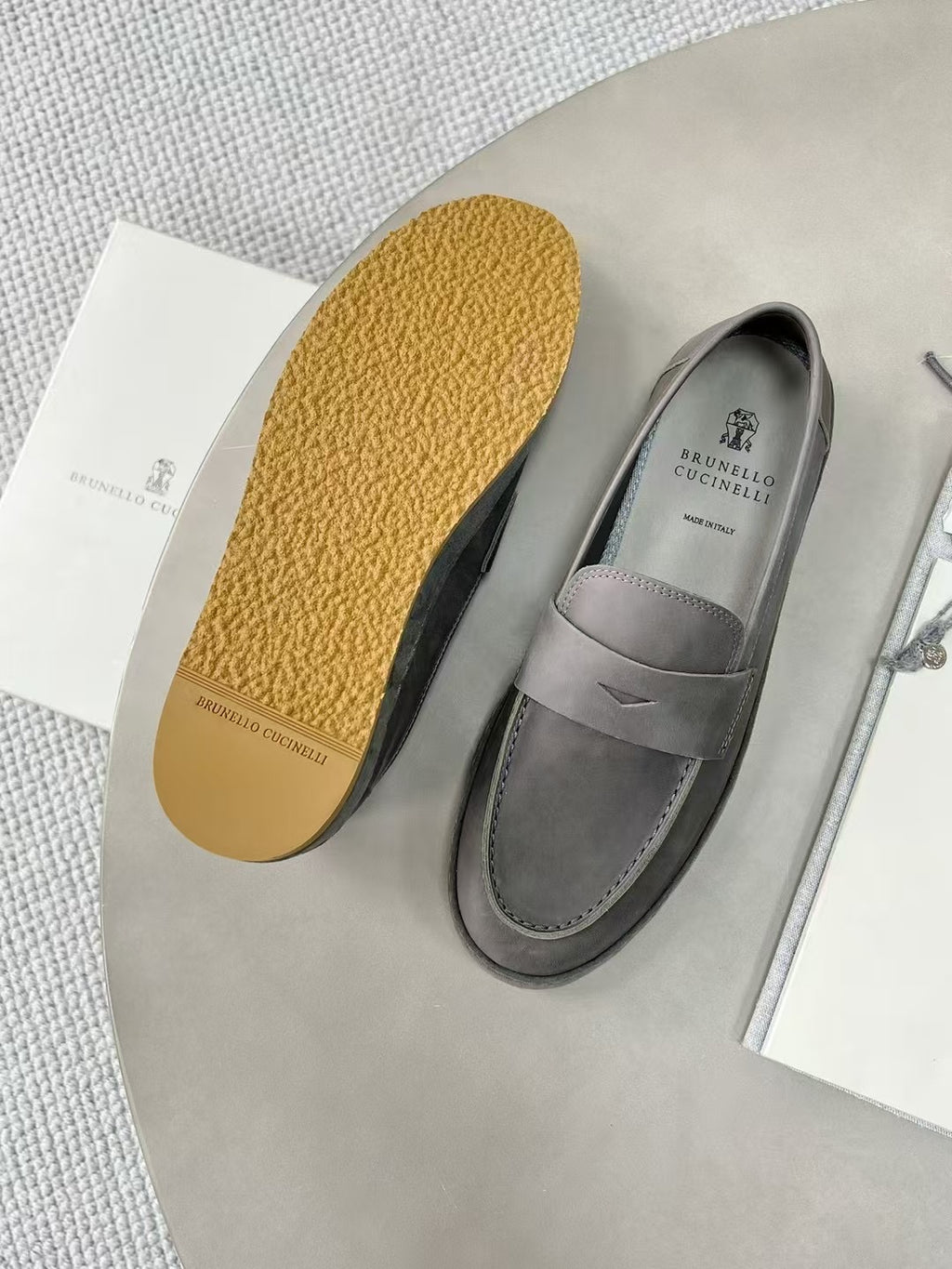 Brunello Cucinelli Loafer aus Wildleder mit Kreppsohle – Komfort Slipper in Grau