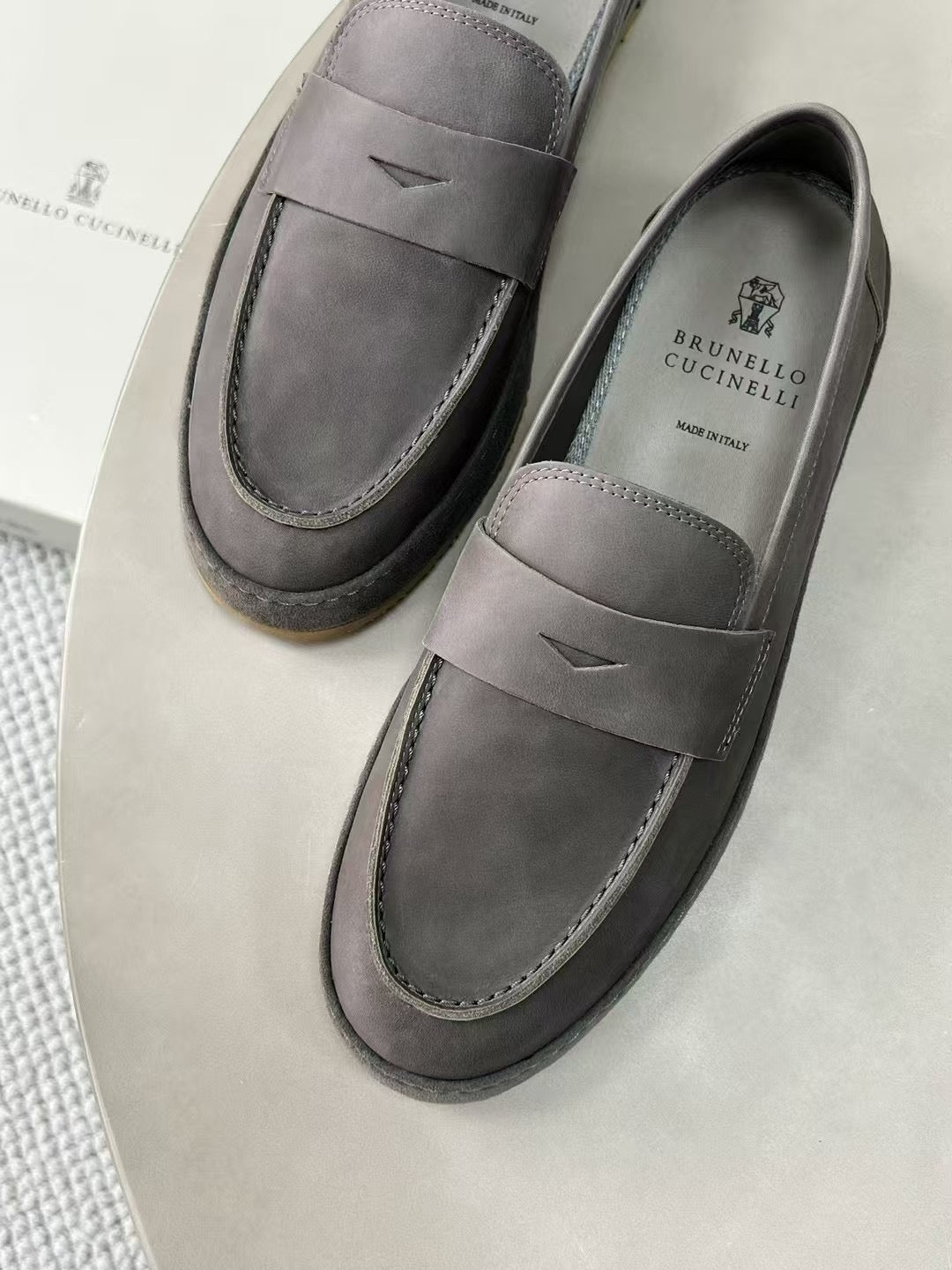 Brunello Cucinelli Loafer aus Wildleder mit Kreppsohle – Komfort Slipper in Grau