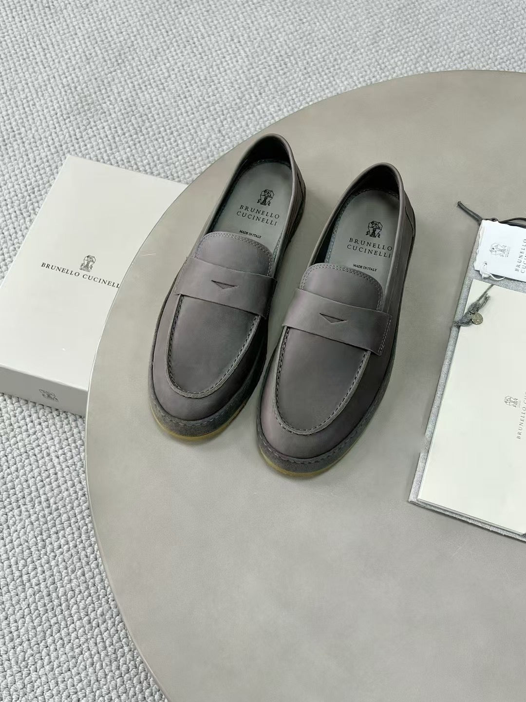 Brunello Cucinelli Loafer aus Wildleder mit Kreppsohle – Komfort Slipper in Grau