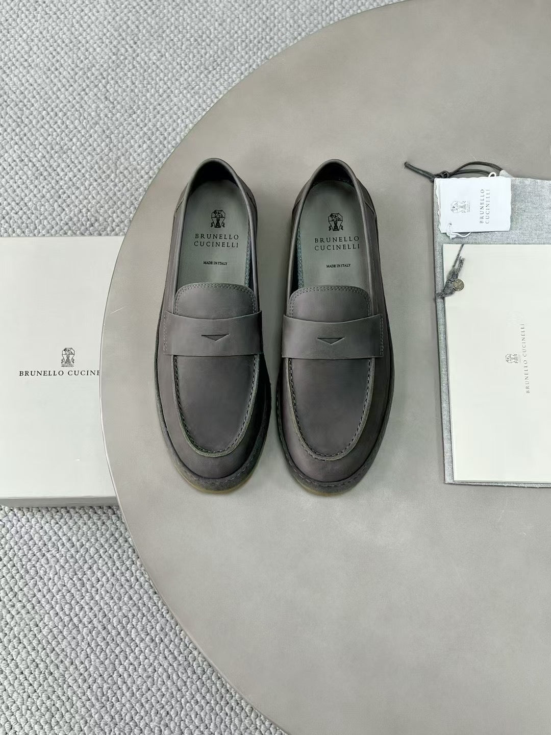 Brunello Cucinelli Loafer aus Wildleder mit Kreppsohle – Komfort Slipper in Grau