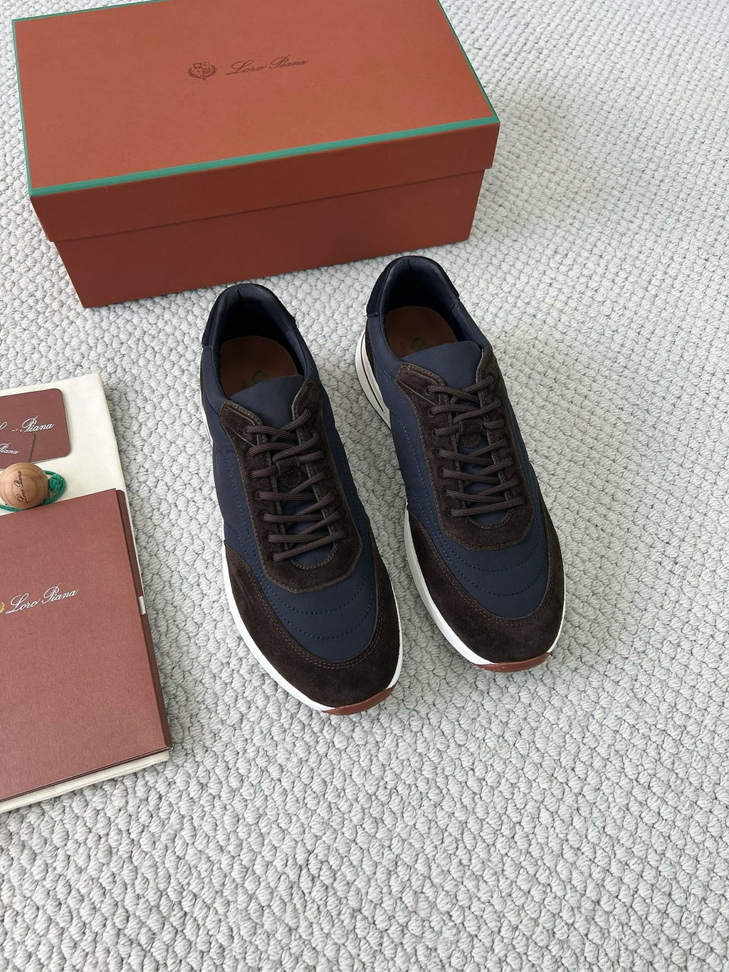 Loro Piana Sneaker – Navybraun gemischte Luxus-Sneaker mit Signature-Box