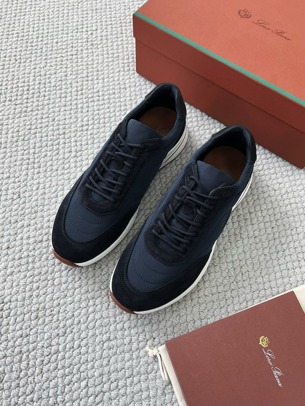 Loro Piana Sneaker – Navyblaue Luxus-Sneaker mit Signature-Box
