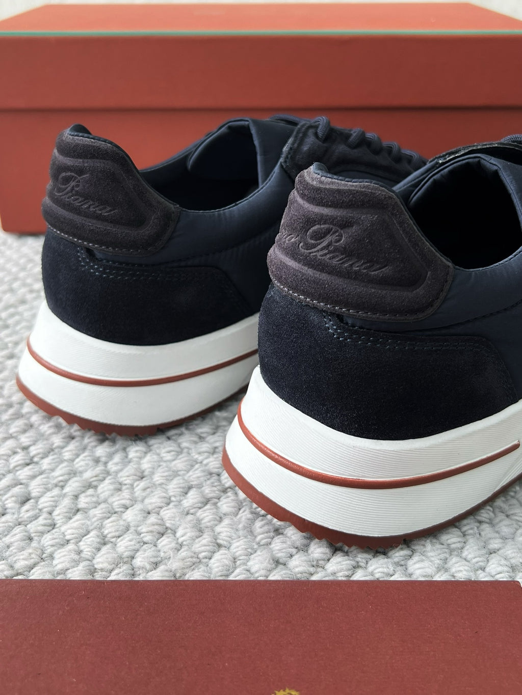 Loro Piana Sneaker – Navyblaue Luxus-Sneaker mit Signature-Box