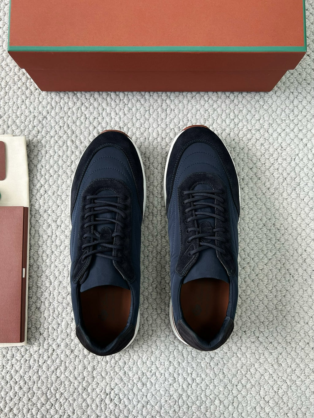 Loro Piana Sneaker – Navyblaue Luxus-Sneaker mit Signature-Box