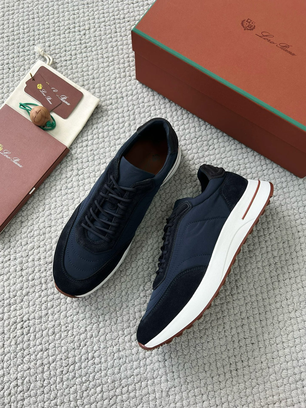 Loro Piana Sneaker – Navyblaue Luxus-Sneaker mit Signature-Box