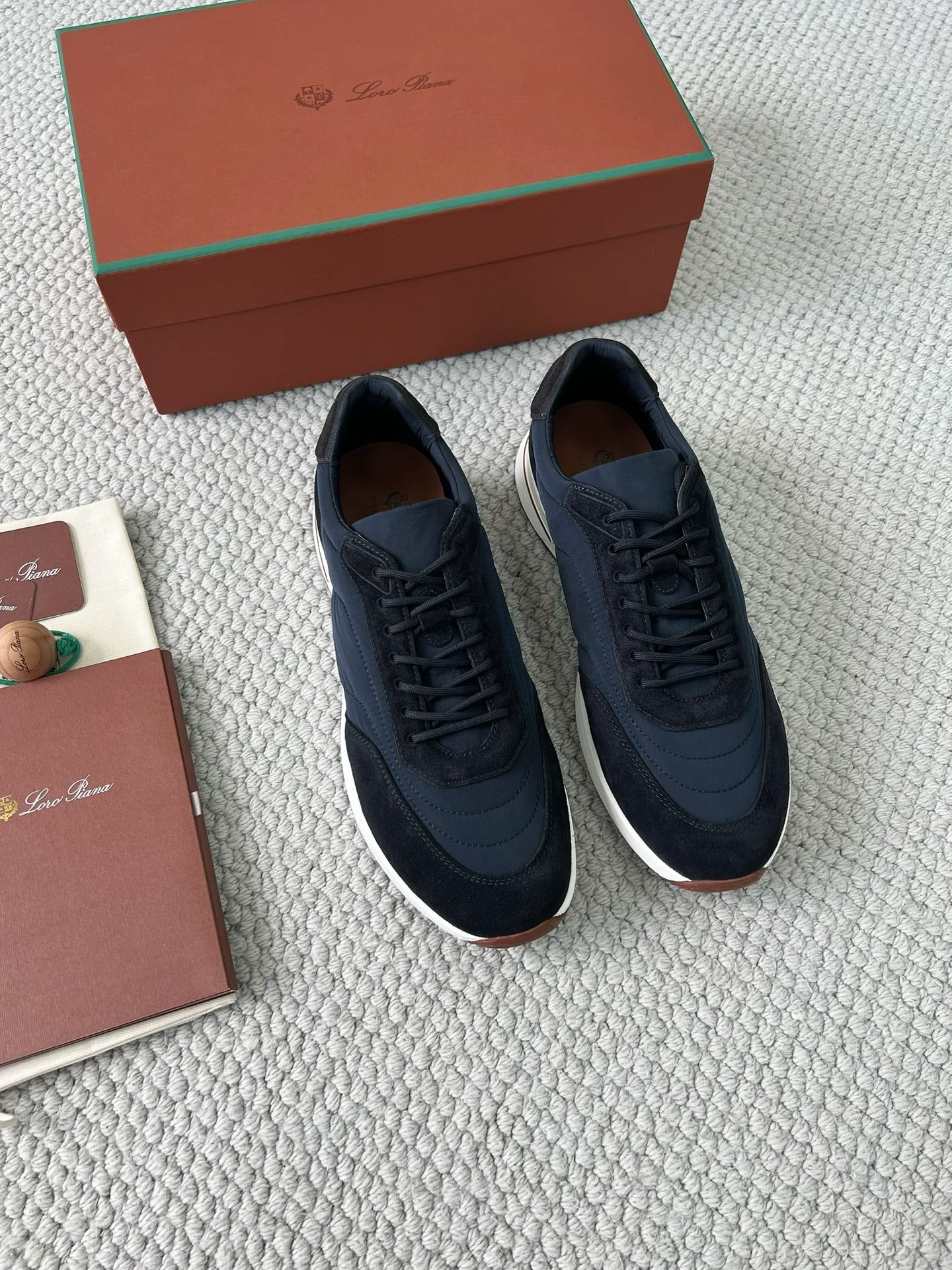 Loro Piana Sneaker – Navyblaue Luxus-Sneaker mit Signature-Box