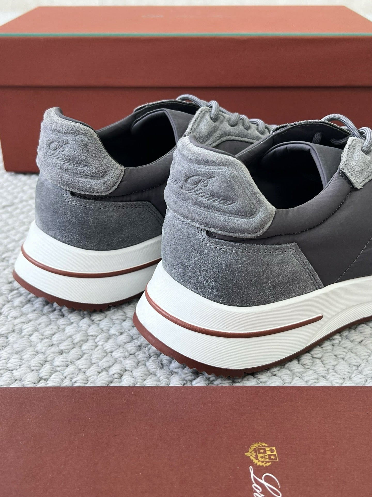 Loro Piana Sneaker – Graue Luxus-Sneaker mit Signature-Box