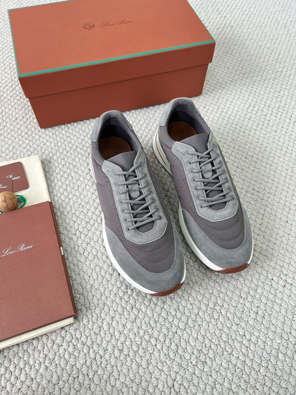 Loro Piana Sneaker – Graue Luxus-Sneaker mit Signature-Box