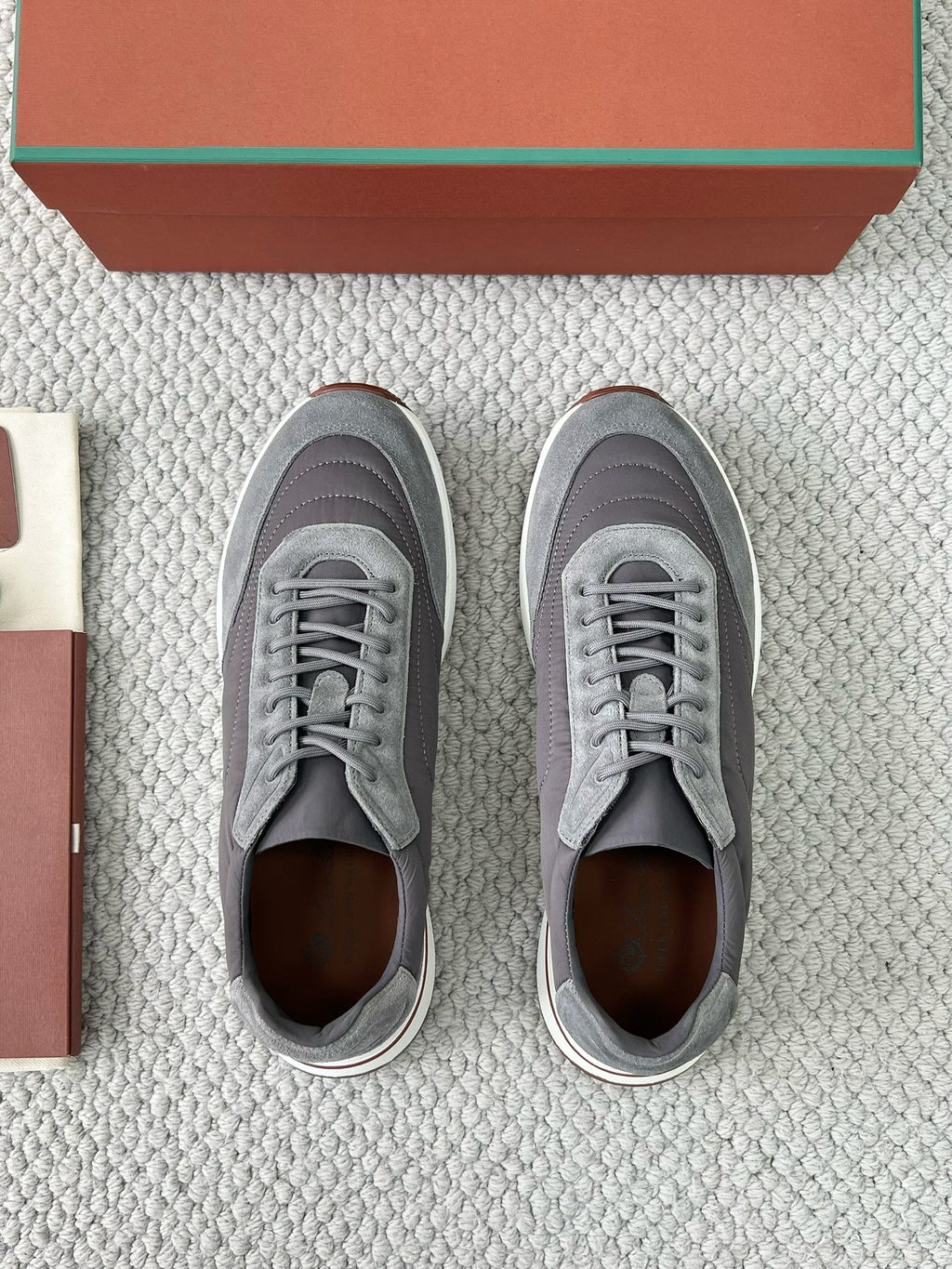 Loro Piana Sneaker – Graue Luxus-Sneaker mit Signature-Box