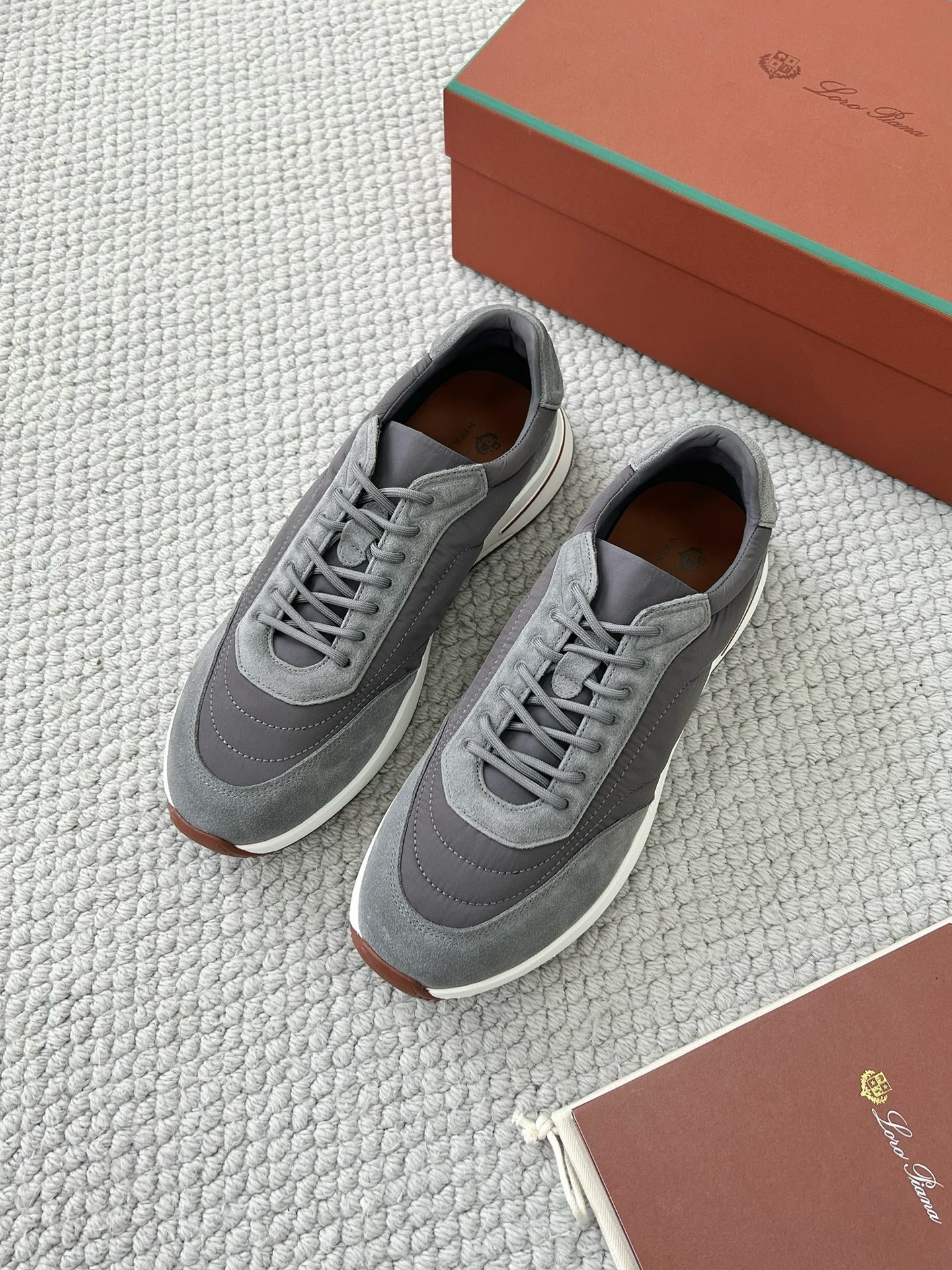 Loro Piana Sneaker – Graue Luxus-Sneaker mit Signature-Box