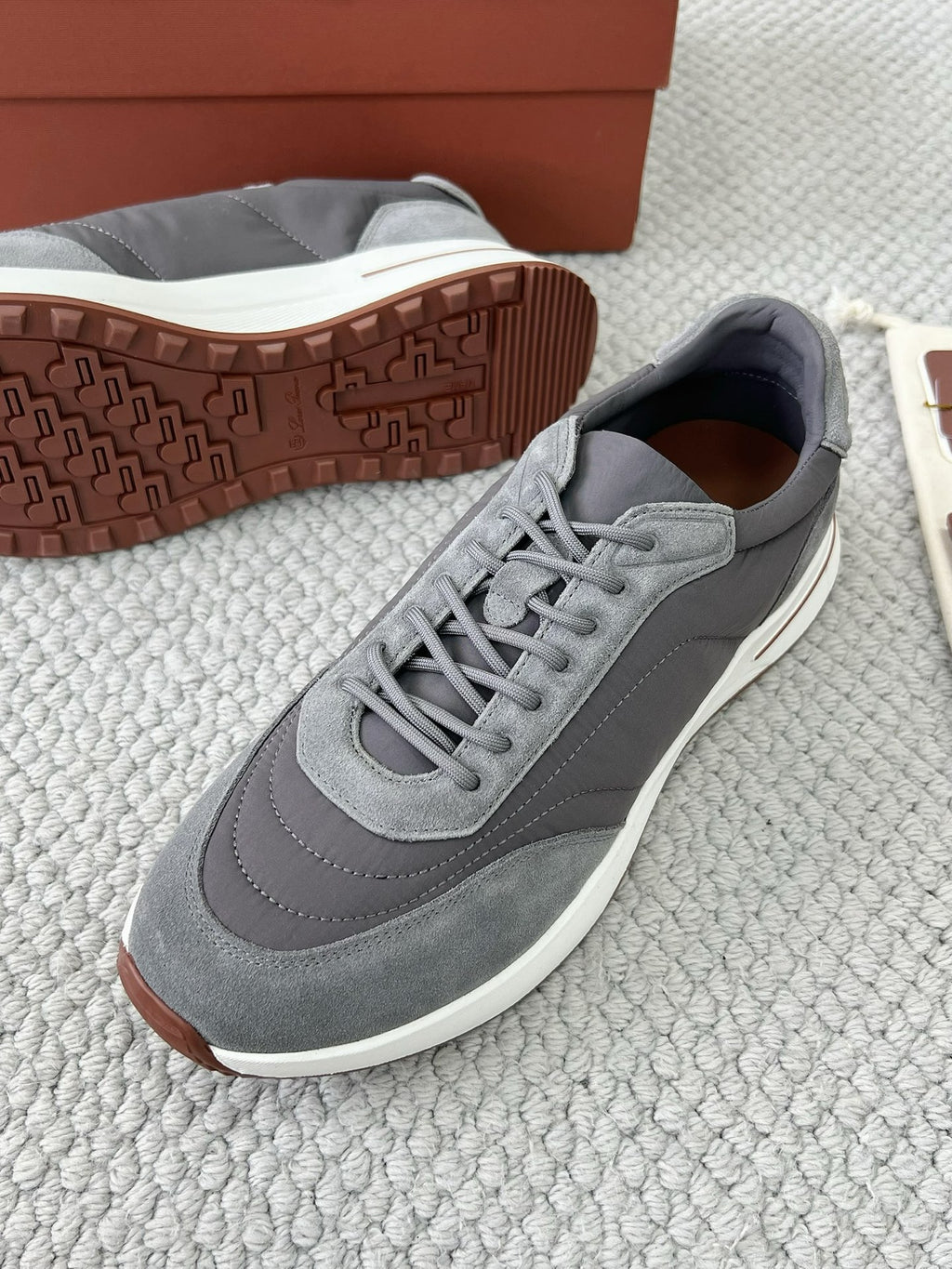Loro Piana Sneaker – Graue Luxus-Sneaker mit Signature-Box