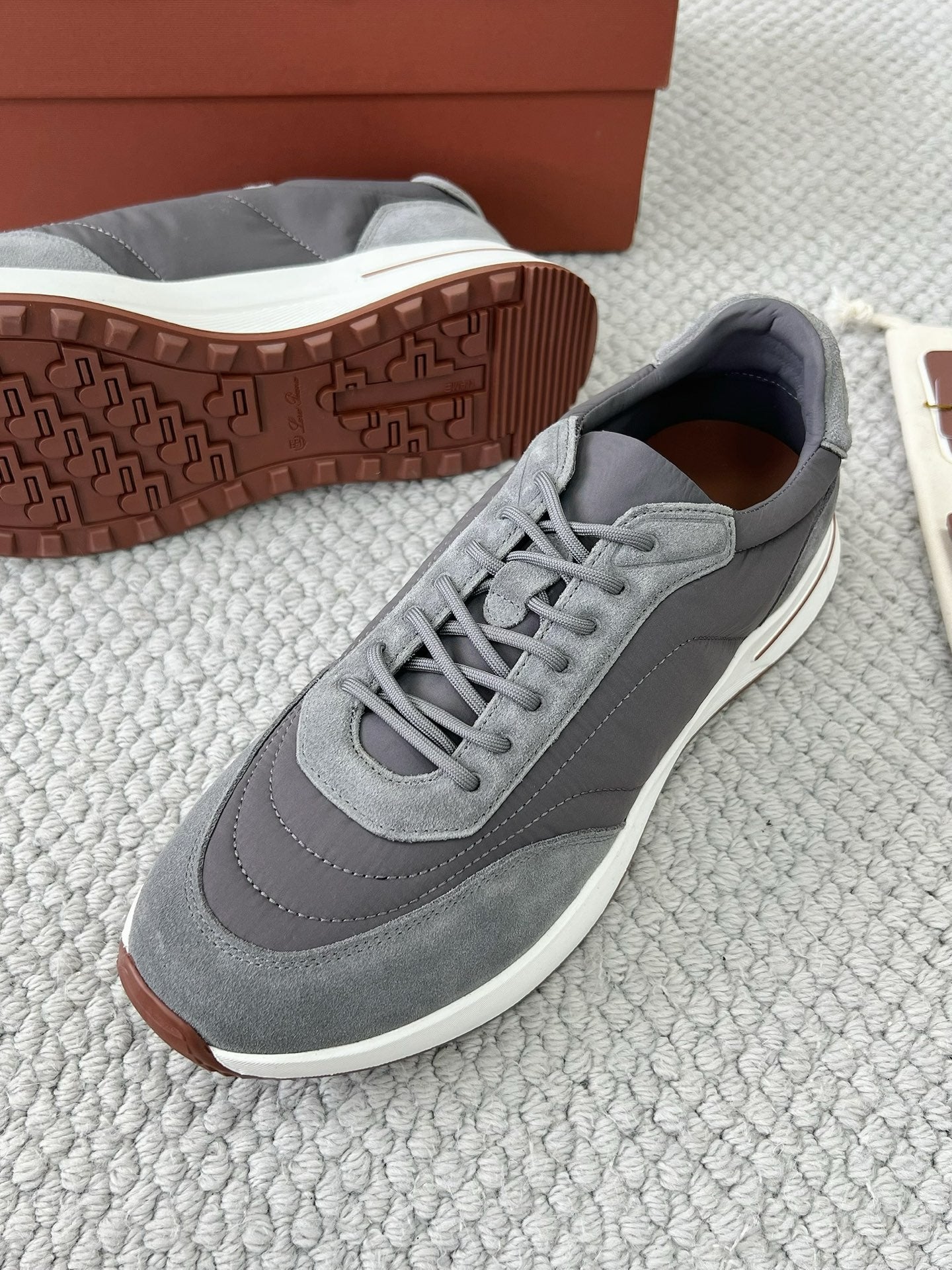 Loro Piana Sneaker – Graue Luxus-Sneaker mit Signature-Box