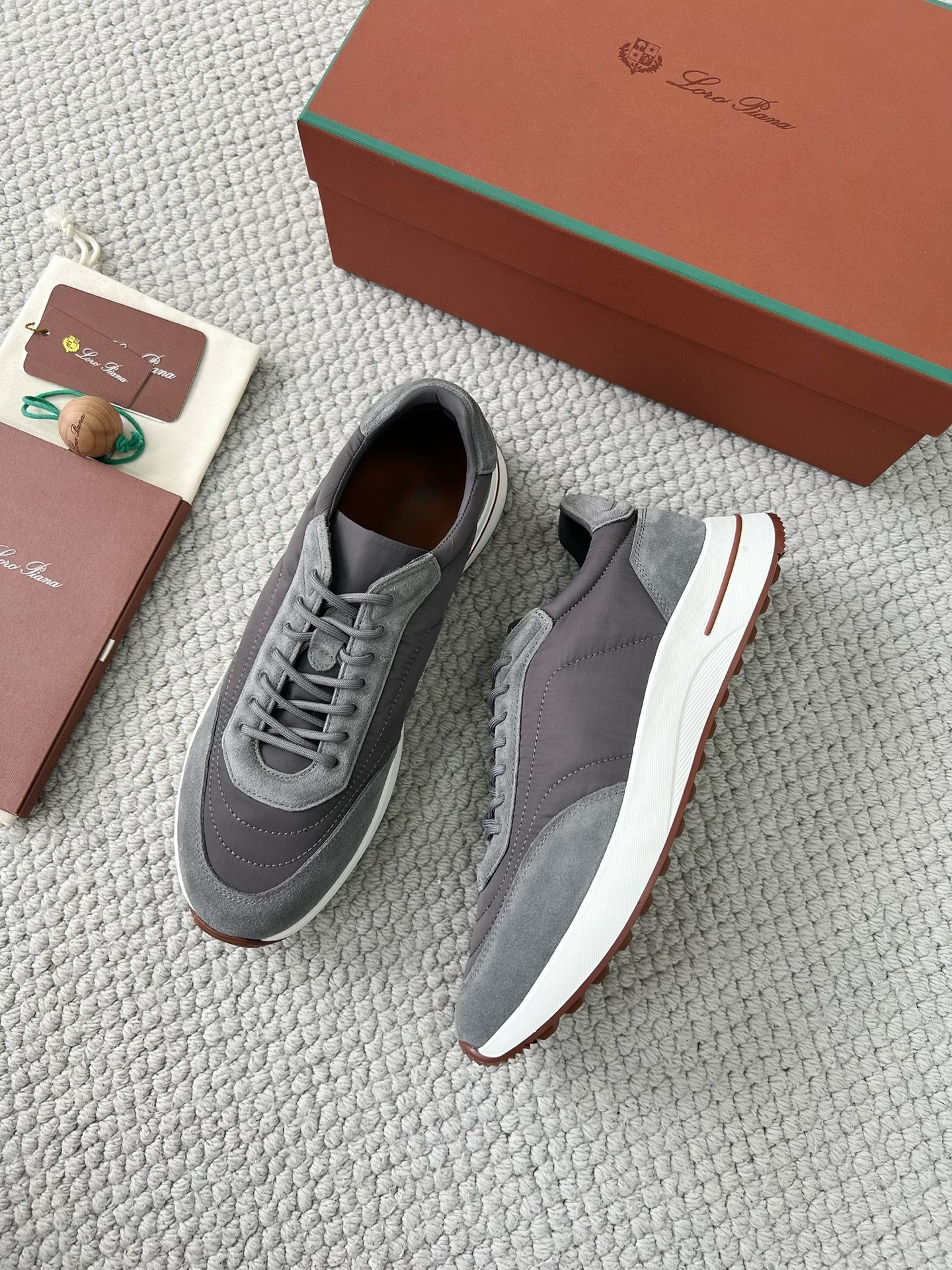 Loro Piana Sneaker – Graue Luxus-Sneaker mit Signature-Box