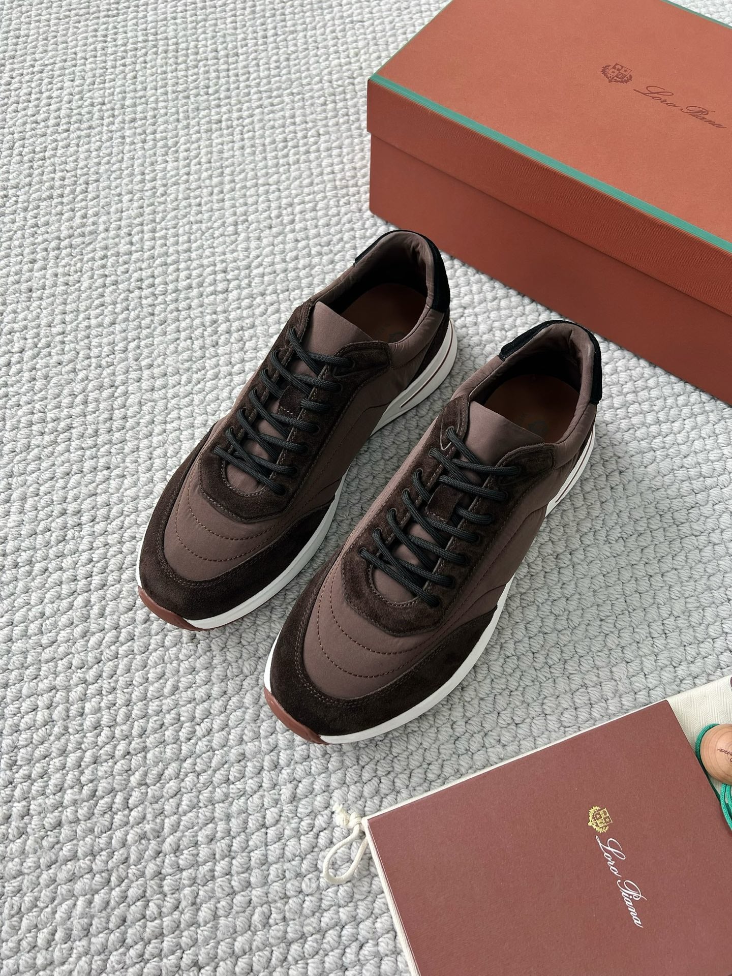 Loro Piana Week End Walk Sneaker – Dunkelbraun, Luxus-Sneaker mit Wildlederdetails