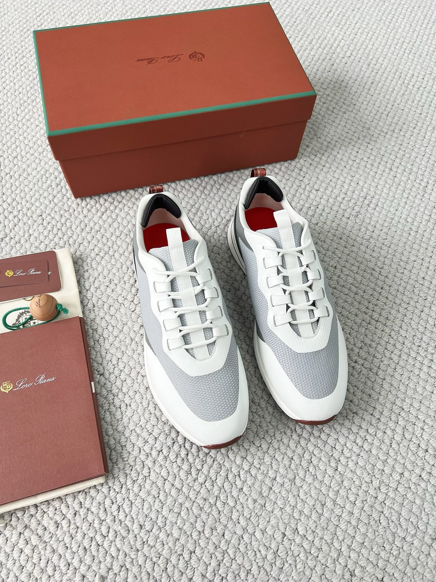 loro-piana-herren-sneaker-aus-mesh-und-leder-in-weiss-grau