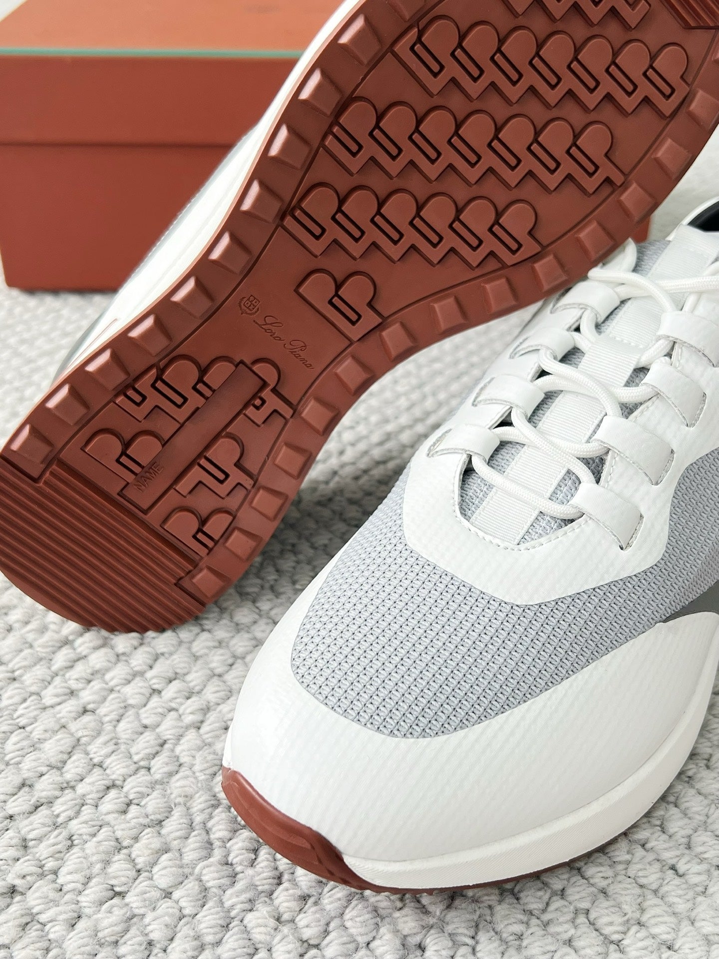 loro-piana-herren-sneaker-aus-mesh-und-leder-in-weiss-grau