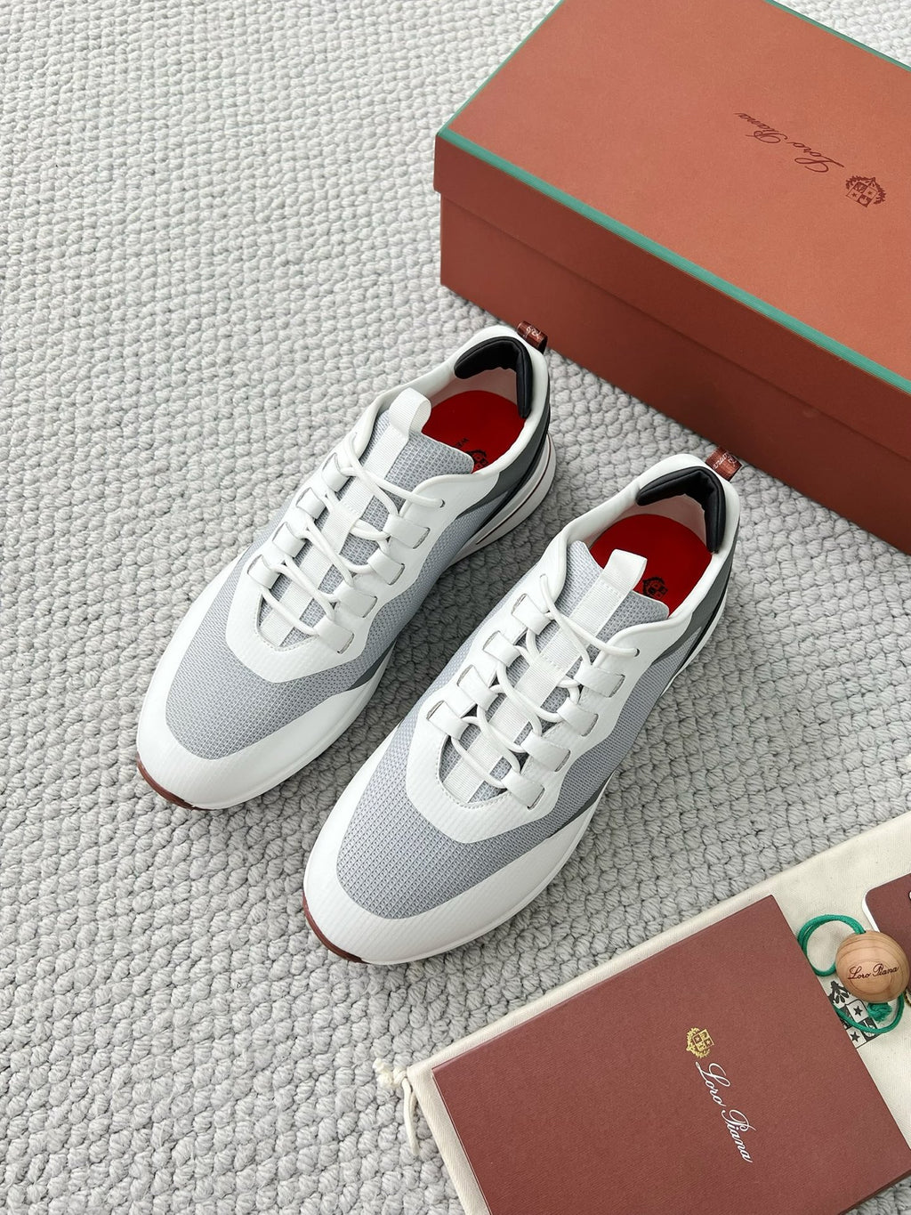 loro-piana-herren-sneaker-aus-mesh-und-leder-in-weiss-grau