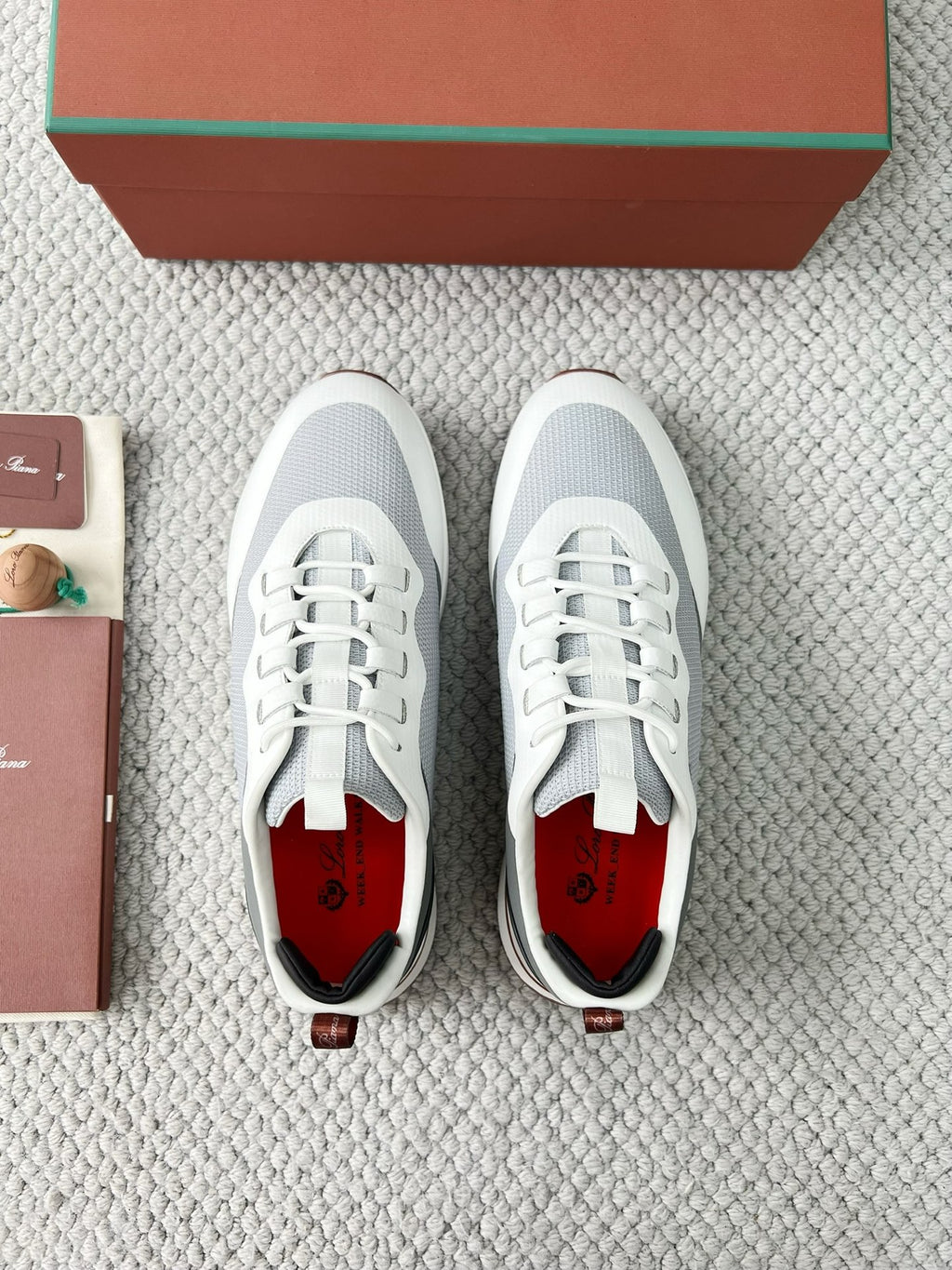 loro-piana-herren-sneaker-aus-mesh-und-leder-in-weiss-grau