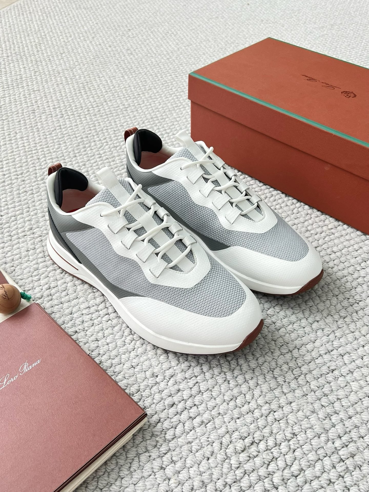 loro-piana-herren-sneaker-aus-mesh-und-leder-in-weiss-grau