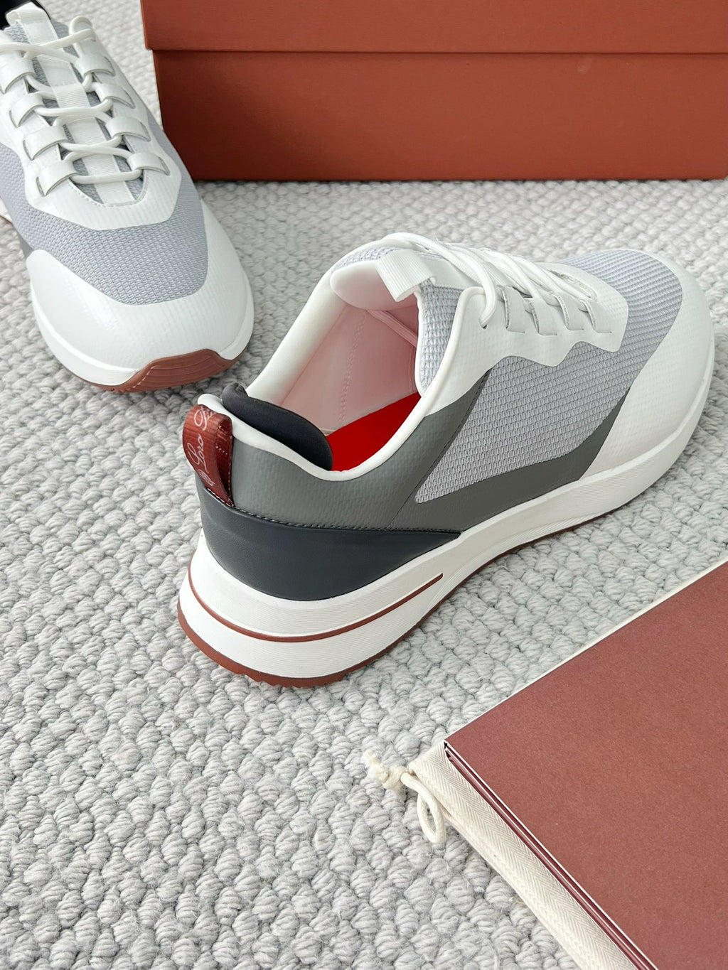 loro-piana-herren-sneaker-aus-mesh-und-leder-in-weiss-grau