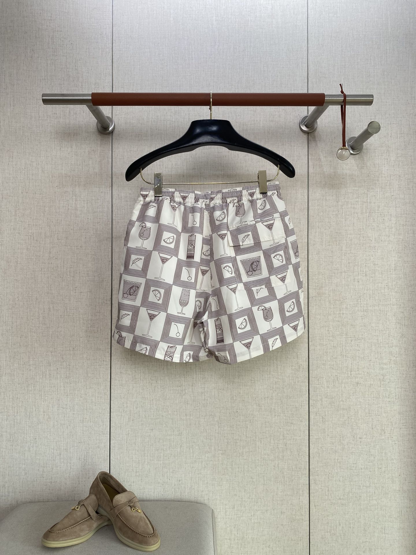 Loro Piana Badeshorts Weiß mit Cocktail-Print – Leichte Swim Shorts für Sommer