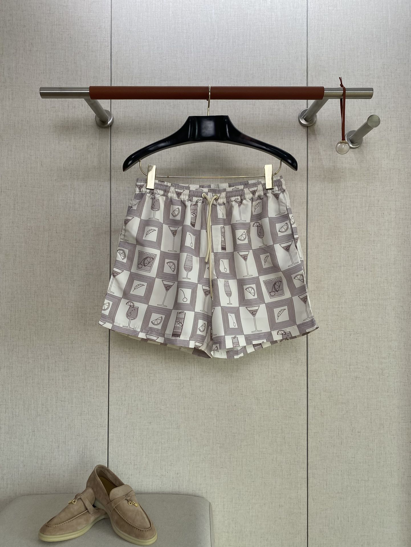 Loro Piana Badeshorts Weiß mit Cocktail-Print – Leichte Swim Shorts für Sommer