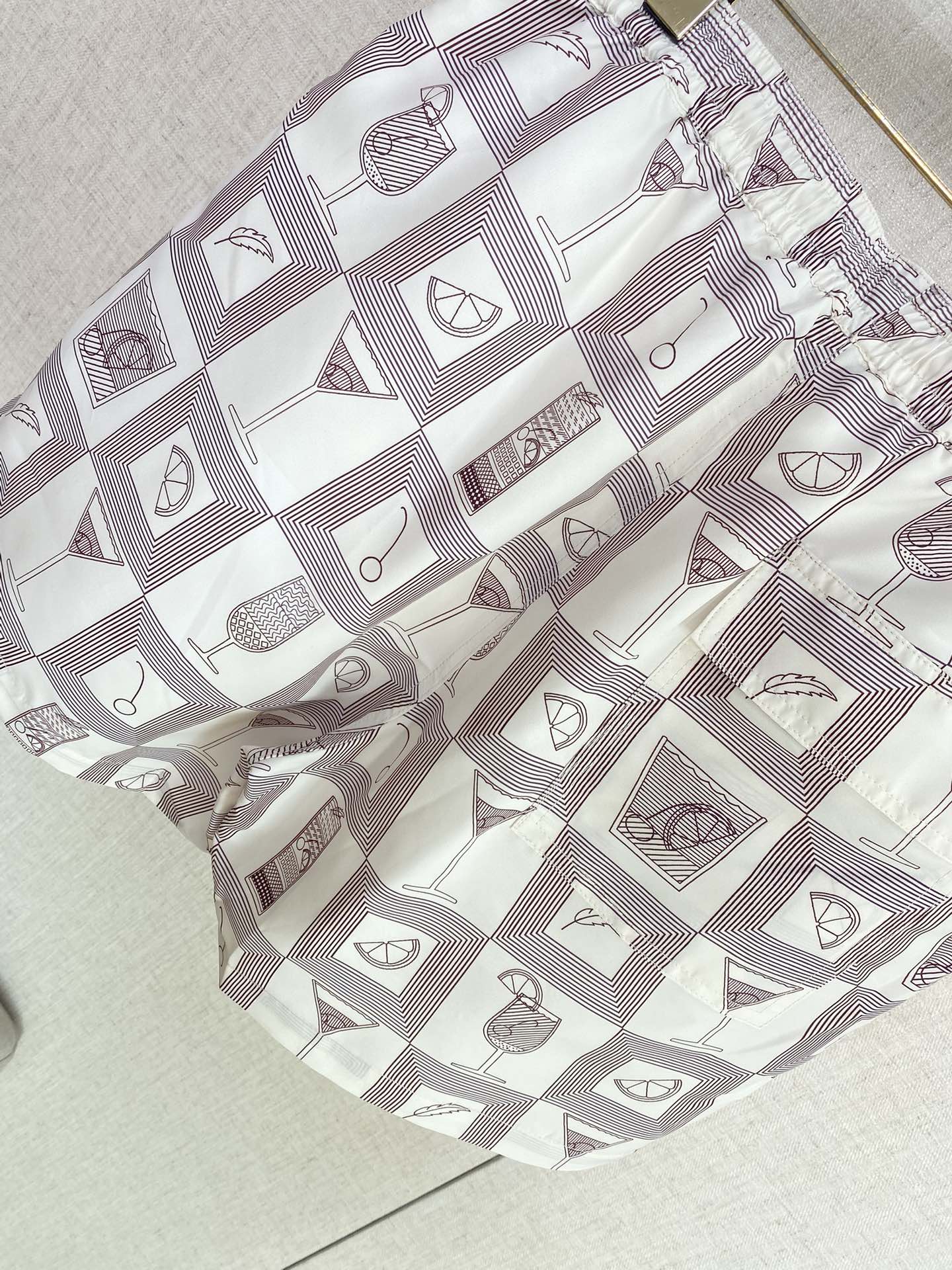 Loro Piana Badeshorts Weiß mit Cocktail-Print – Leichte Swim Shorts für Sommer