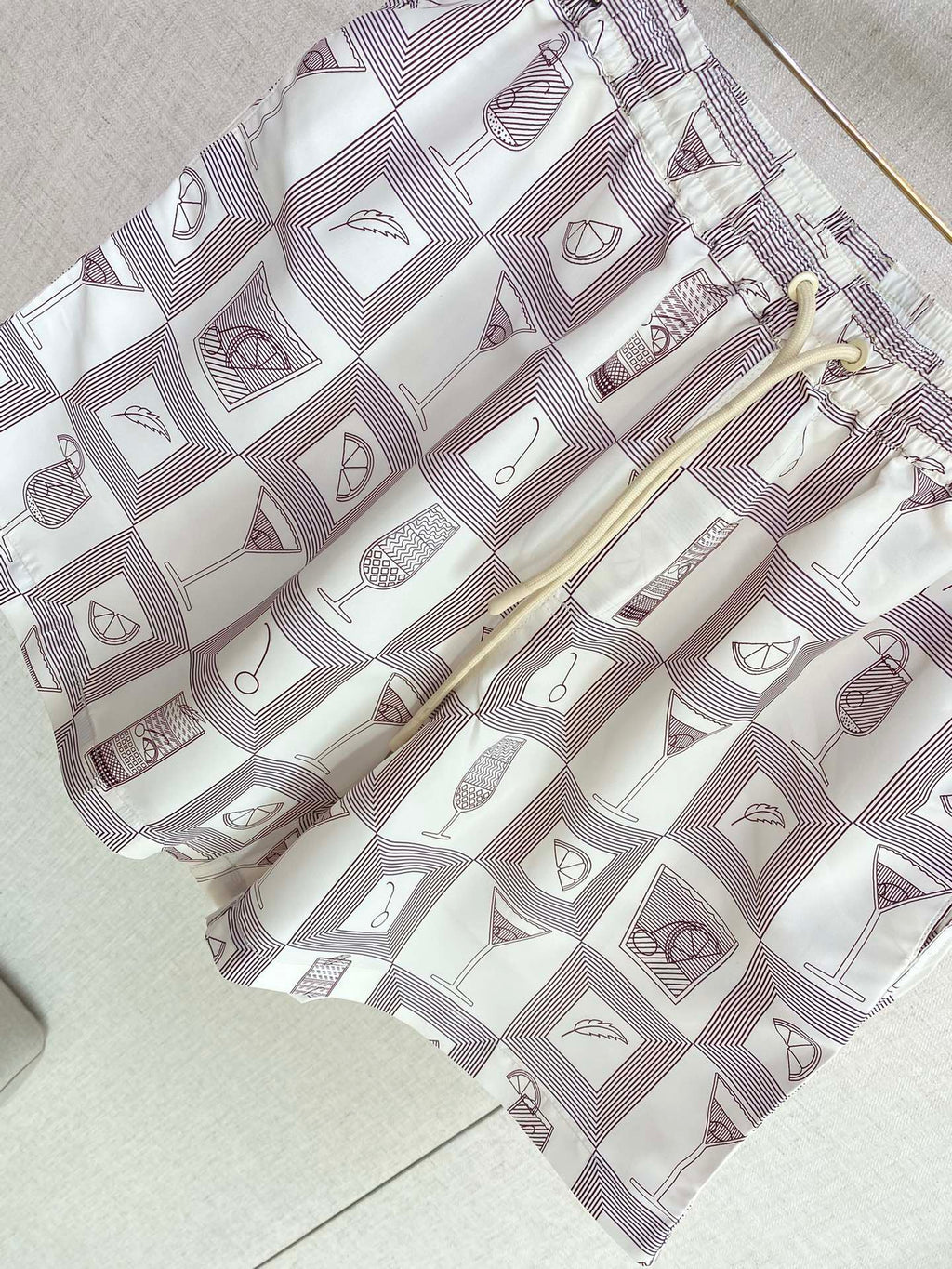 Loro Piana Badeshorts Weiß mit Cocktail-Print – Leichte Swim Shorts für Sommer