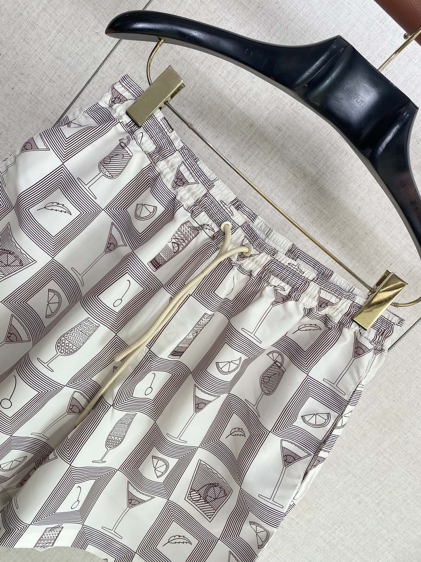 Loro Piana Badeshorts Weiß mit Cocktail-Print – Leichte Swim Shorts für Sommer