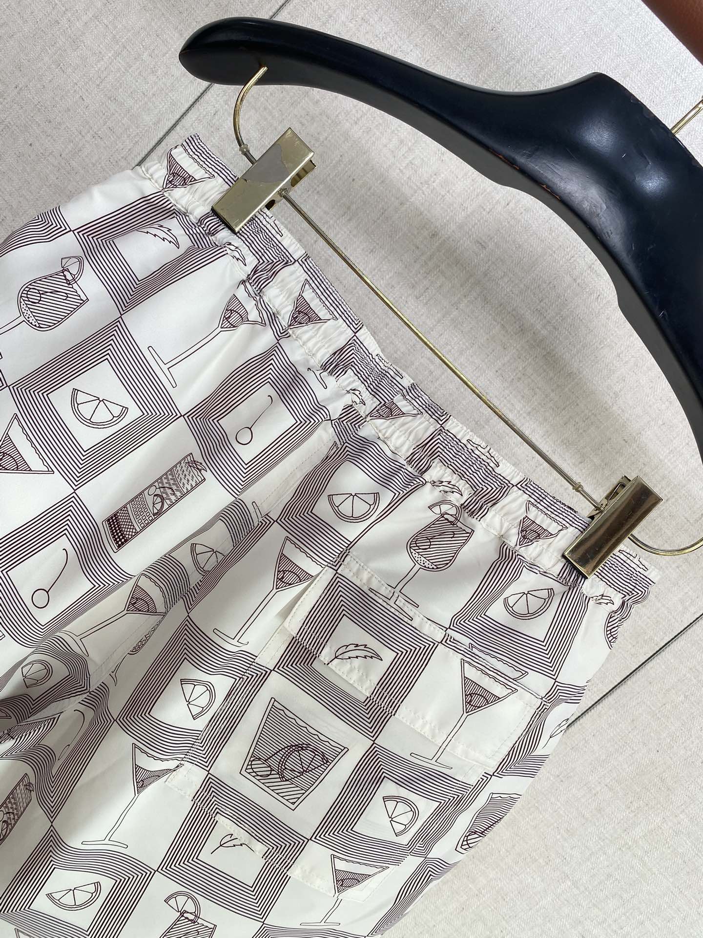 Loro Piana Badeshorts Weiß mit Cocktail-Print – Leichte Swim Shorts für Sommer