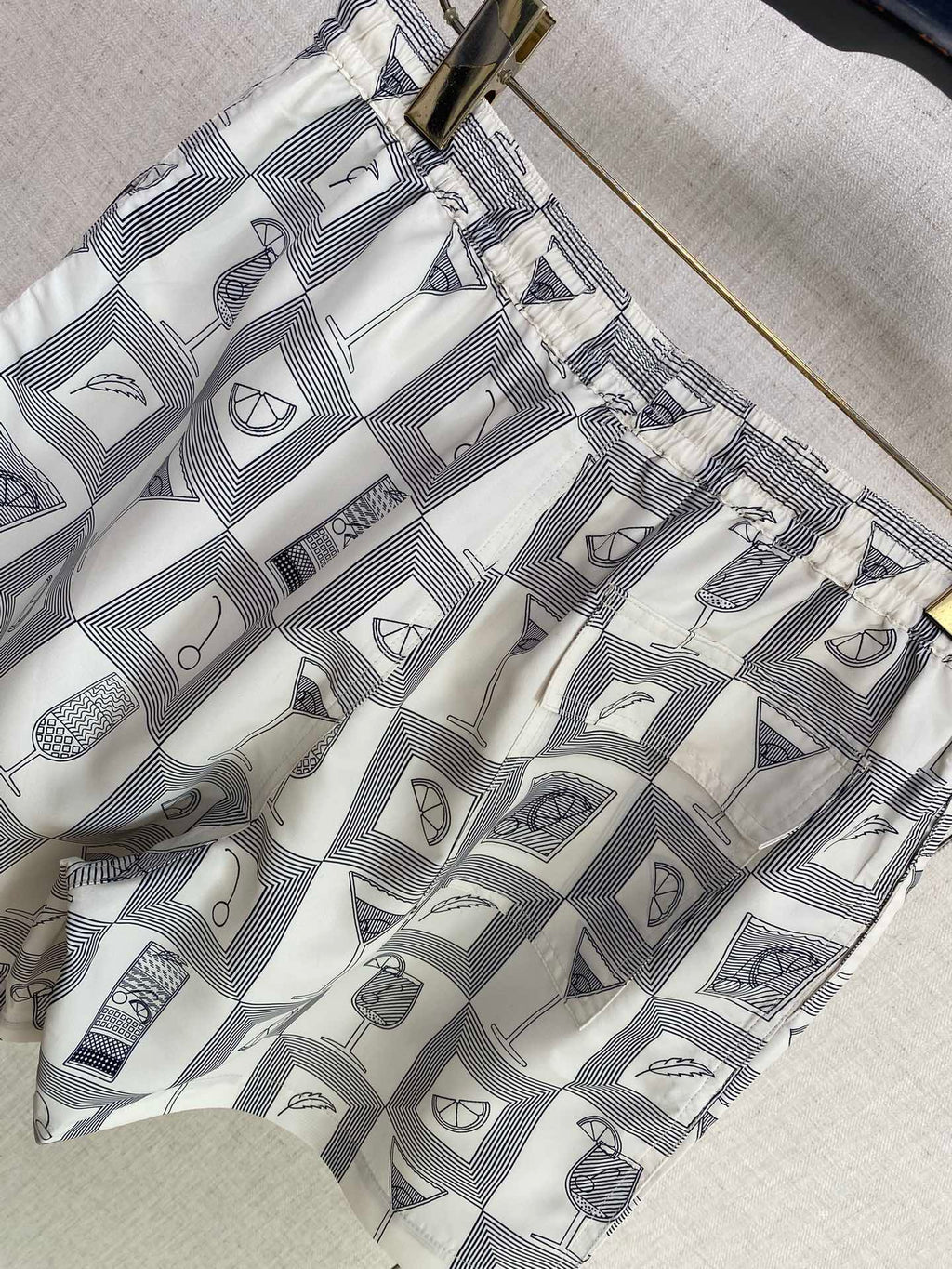 Loro Piana Badeshorts Grau mit Cocktail-Print – Leichte Swim Shorts