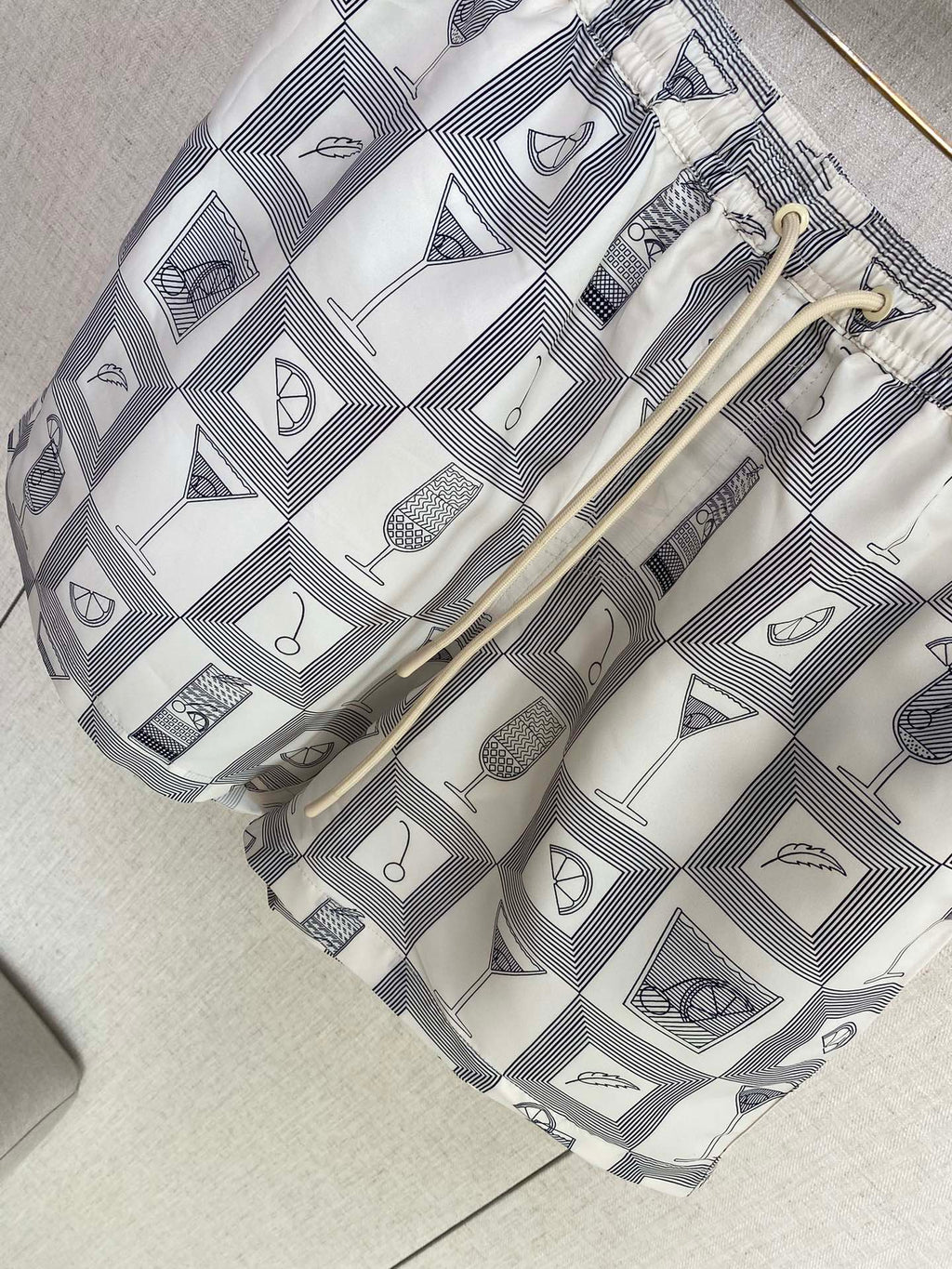 Loro Piana Badeshorts Grau mit Cocktail-Print – Leichte Swim Shorts